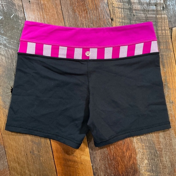 Lululemon Reverse Groove Shorts Size 6 Black Raspberry Waistband - Picture 7 of 15